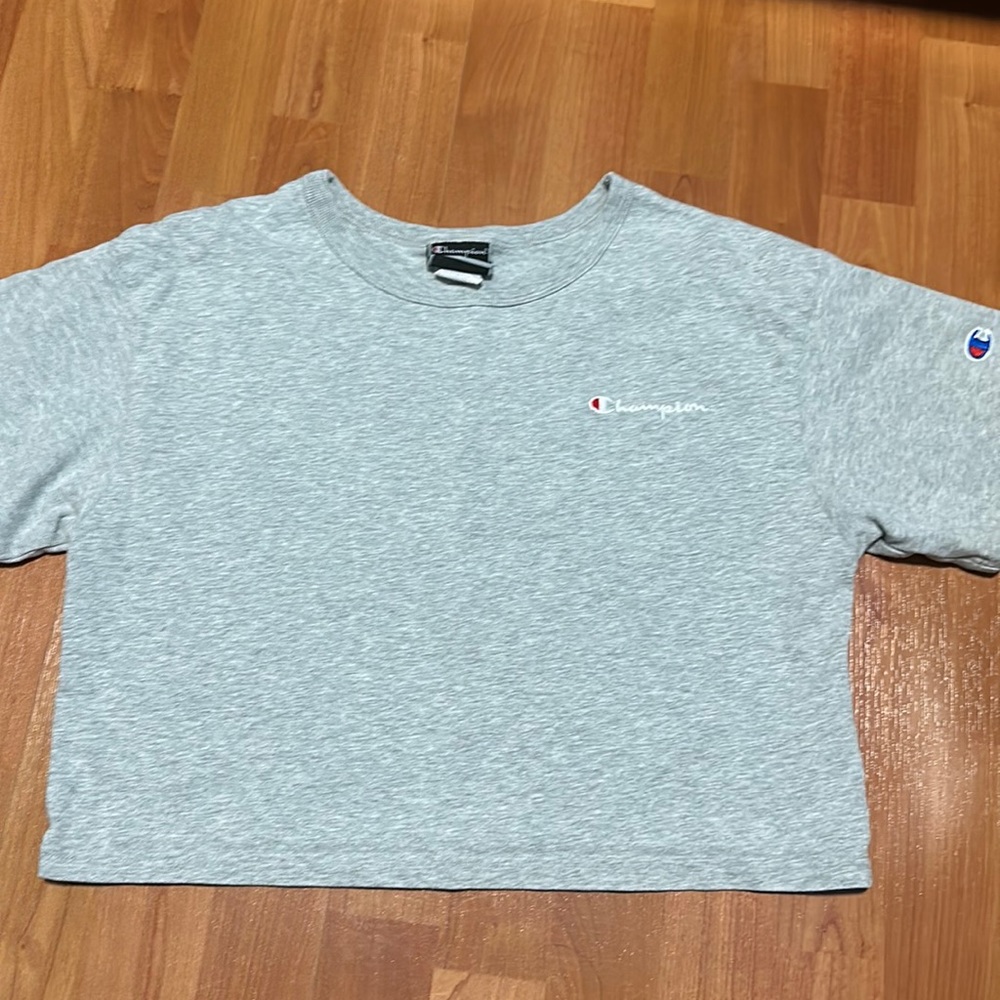 grey cropped champion shirt